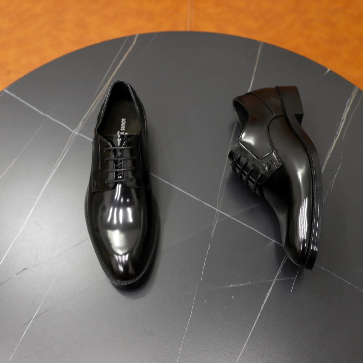 Men's shoes: 280🙅‍♂️🙅‍♂️🙅‍♂️Niuli Brand: LV Louis Vuitton Size: 39-44 (38, 45, 46 can be customized) Level: Counter classic Material: Original soft cowhide upper Comfortable cowhide lining Original lightweight outsole Style category: Formal business casual driving leather shoes Color: Color of the actual picture